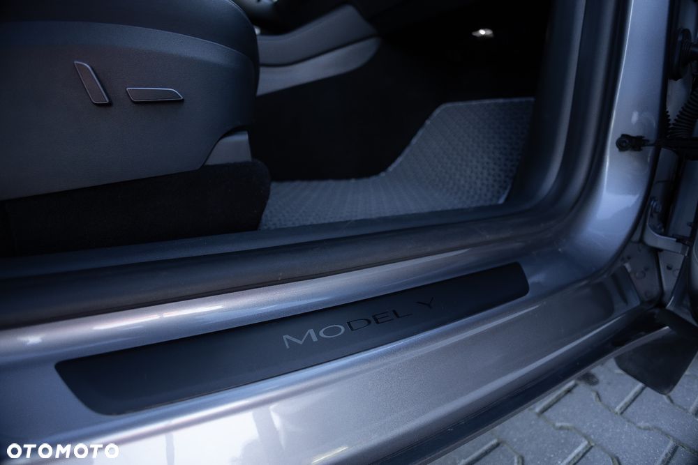 Tesla Y Long Range AWD - 18