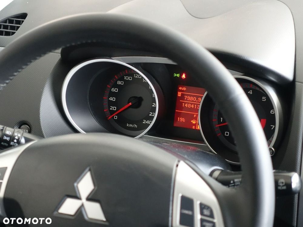 Mitsubishi Outlander 2.4 4WD Inform - 24