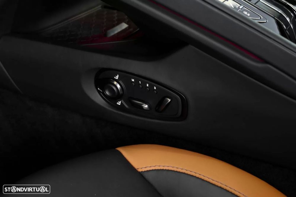 Aston Martin DB12 Coupé - 18