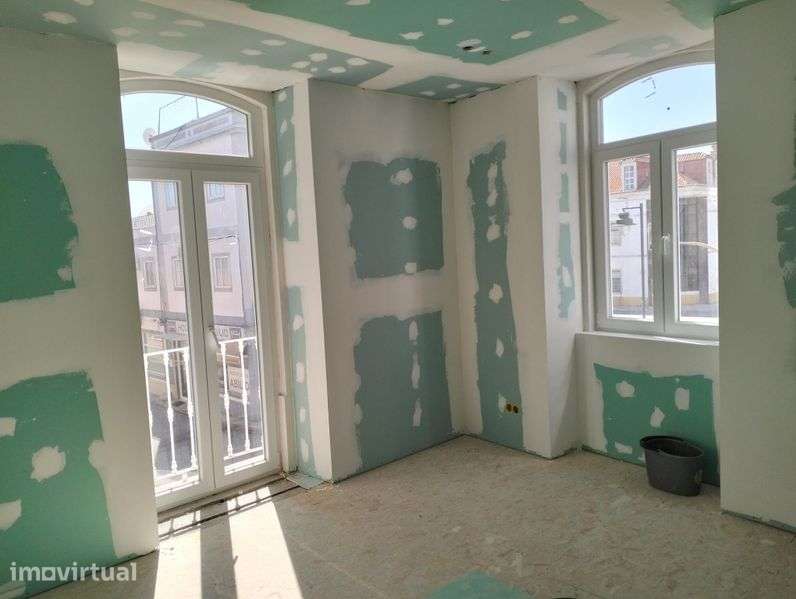 Moradia T12 totalmente remodelada no centro de Almeirim - Grande imagem: 5/12