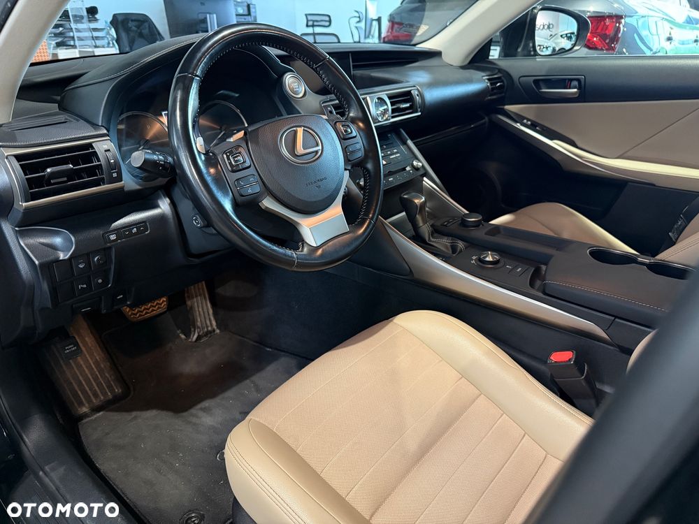 Lexus IS 200t Executive Line - 11