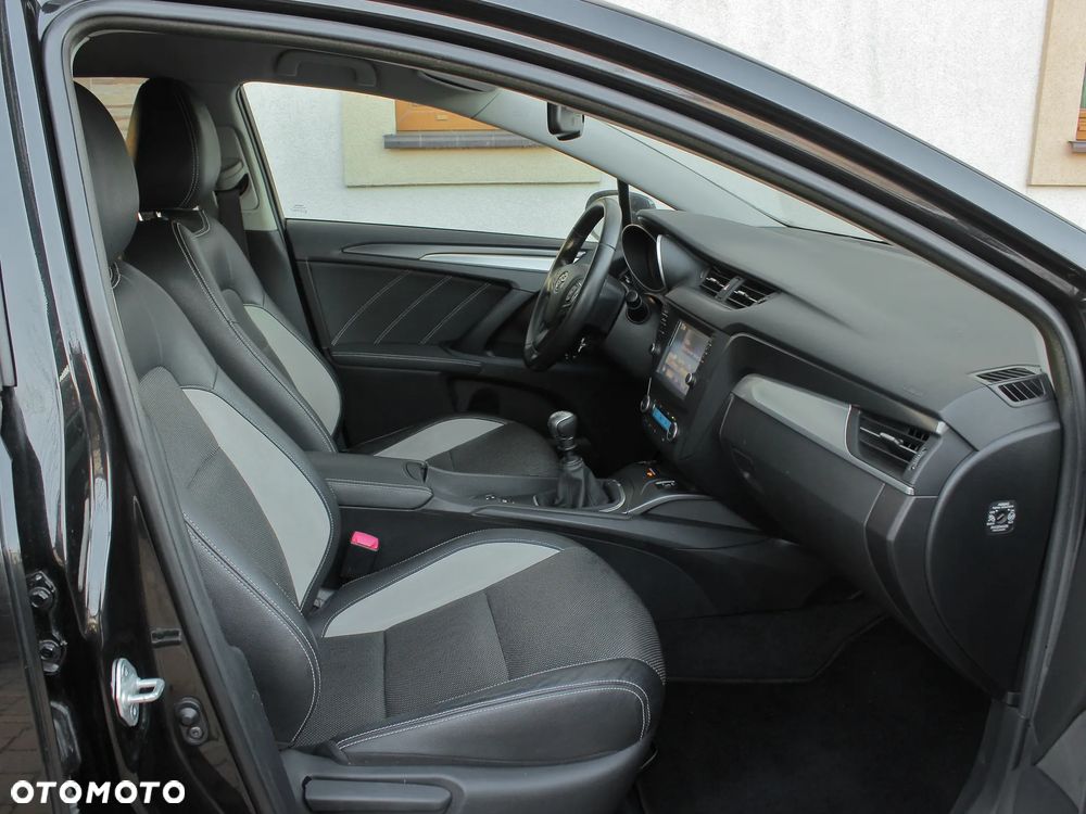 Toyota Avensis 1.8 Premium EU5 - 19