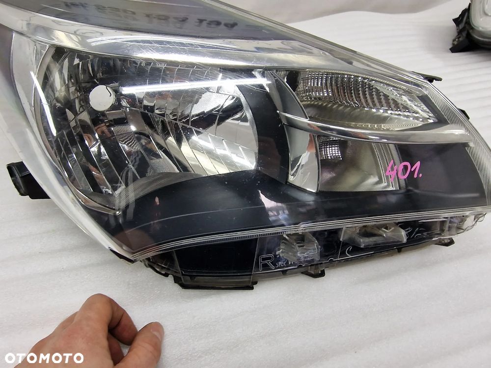 TOYOTA YARIS III 3 LIFT 14- PRAWA ZWYKŁA LAMPA PRZEDNIA PRZÓD , NR KOITO 0D-158 , NR AUKCJI LL401 - 5