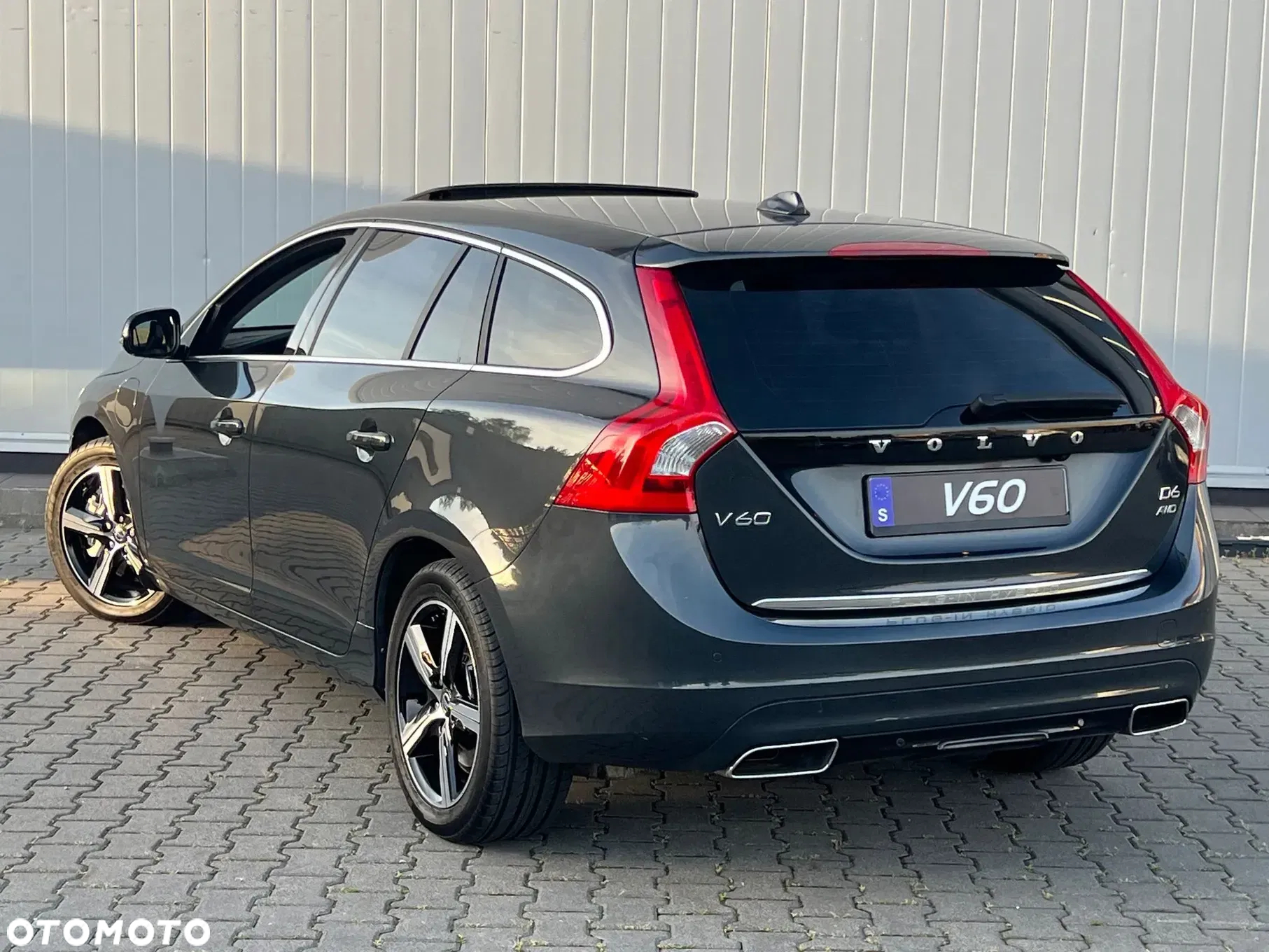 Volvo V60 D6 AWD Plug-in Hybrid Summum - 4