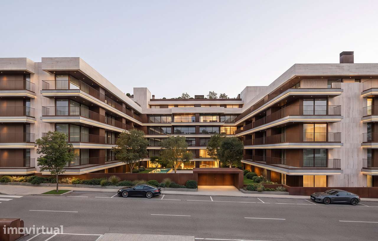 Apartamento T2 com logradouro e 2 lg garagem | Piscina na cobertura