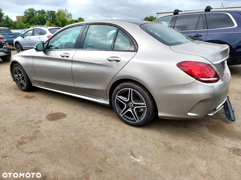 Mercedes-Benz Klasa C 300 T 4Matic 9G-TRONIC Exclusive - 3