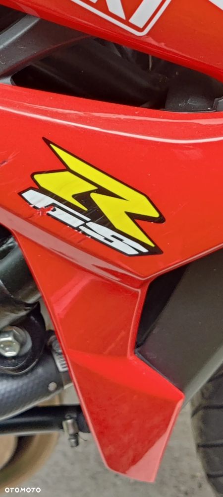 Suzuki GSR - 18