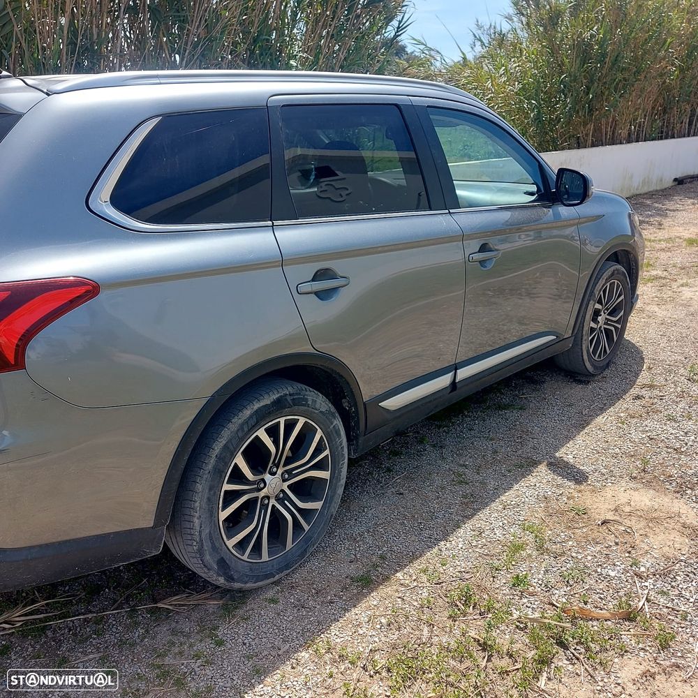 Mitsubishi Outlander 2.2 DI-D Instyle Navi - 4
