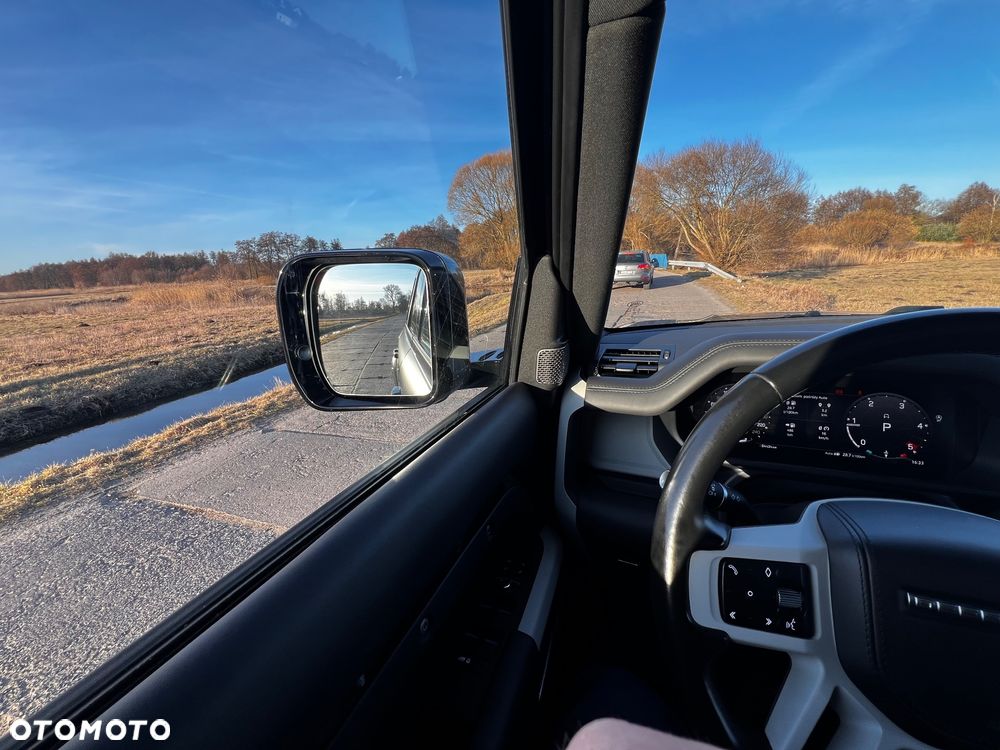 Land Rover Defender - 24
