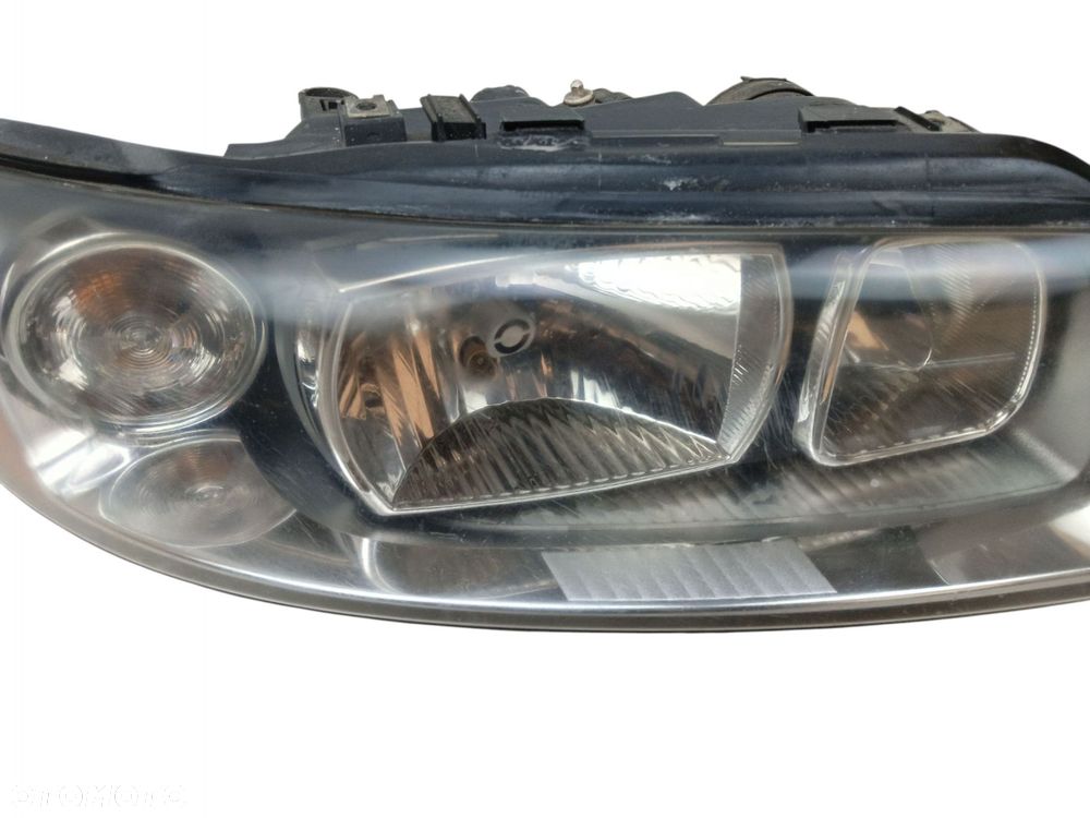 LAMPA REFLEKTOR PRAWY PRZÓD VOLVO XC70 I LIFT S60 I V70 II (04–07) 30698836 - 3
