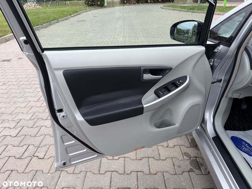 Toyota Prius 1.8 HSD Prestige - 8