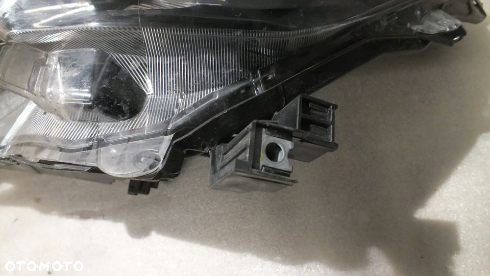 Lampa przednia lewa Toyota Hilux VIII Lift zwykła - 5
