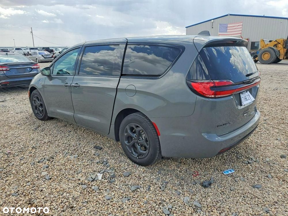 Chrysler Pacifica - 5