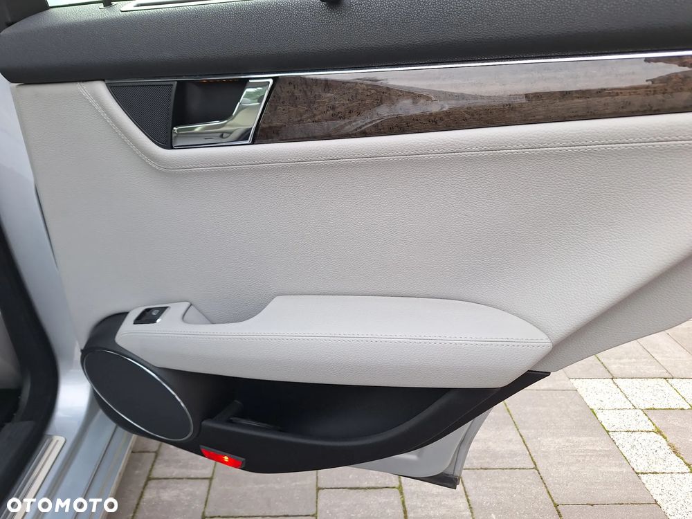 Mercedes-Benz Klasa C 250 CGI BlueEff Elegance - 20