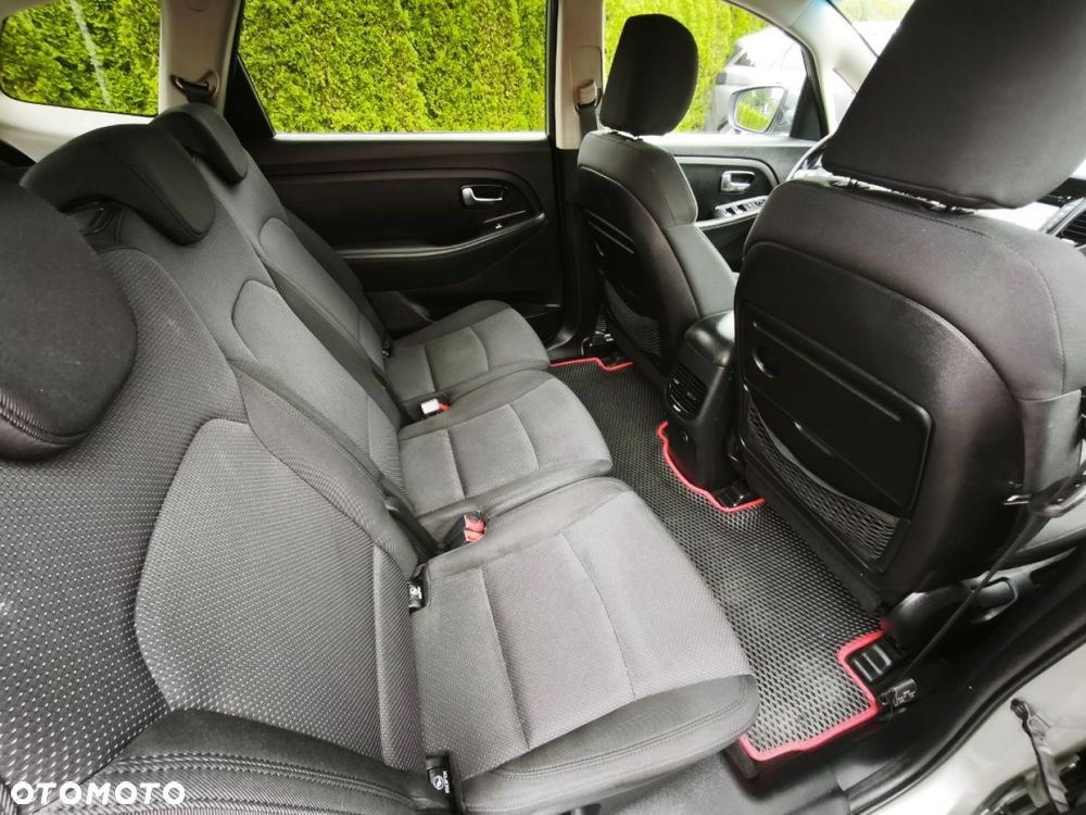 Kia Carens - 15