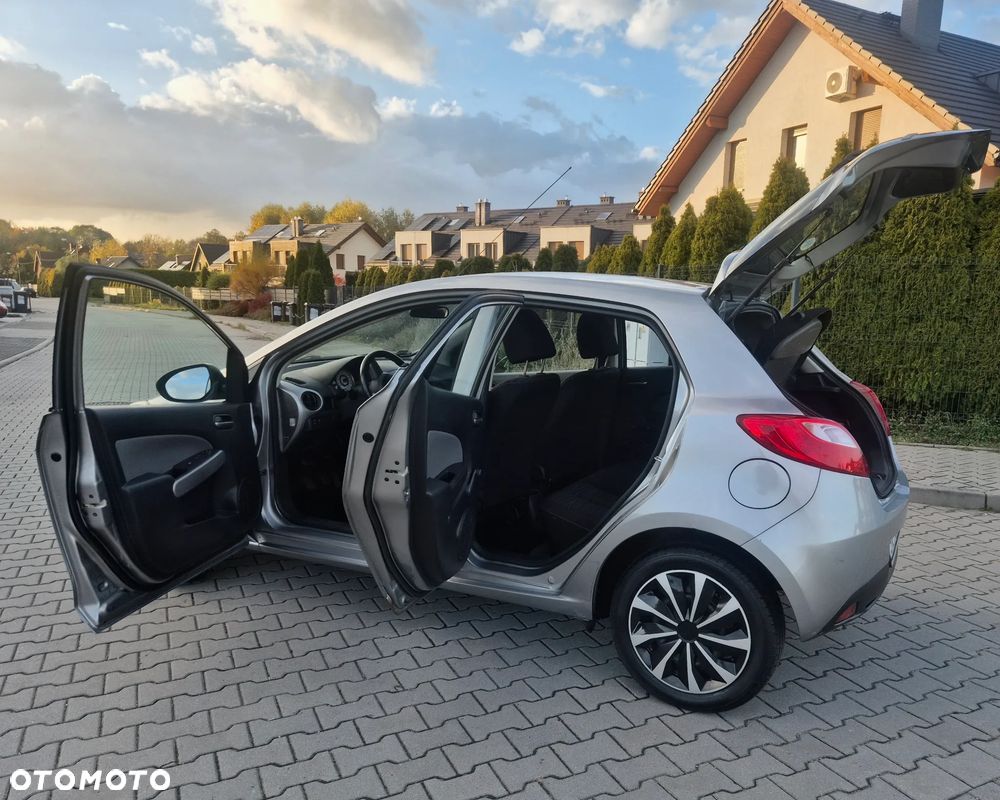 Mazda 2 2009 photo 4