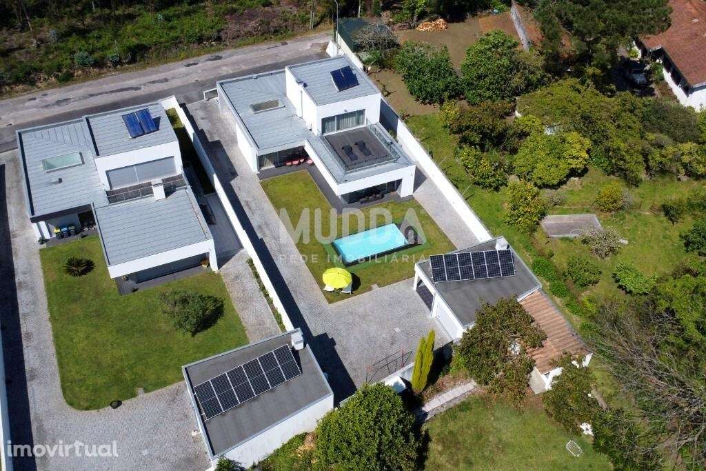 Luxuosa Moradia T3+1 para venda, situada em Eixo, Aveiro - Grande imagem: 3/60