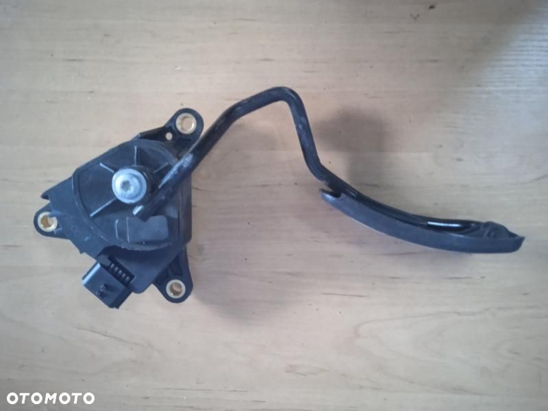 Potencjometr gazu Renault Modus 8200139319 - 2