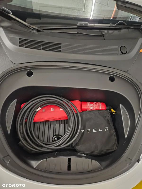 Tesla Model 3 - 25
