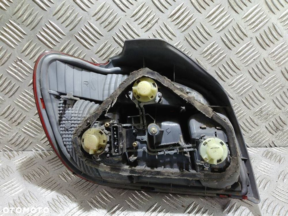 LAMPA PRAWA TYLNA TOYOTA YARIS I - 2