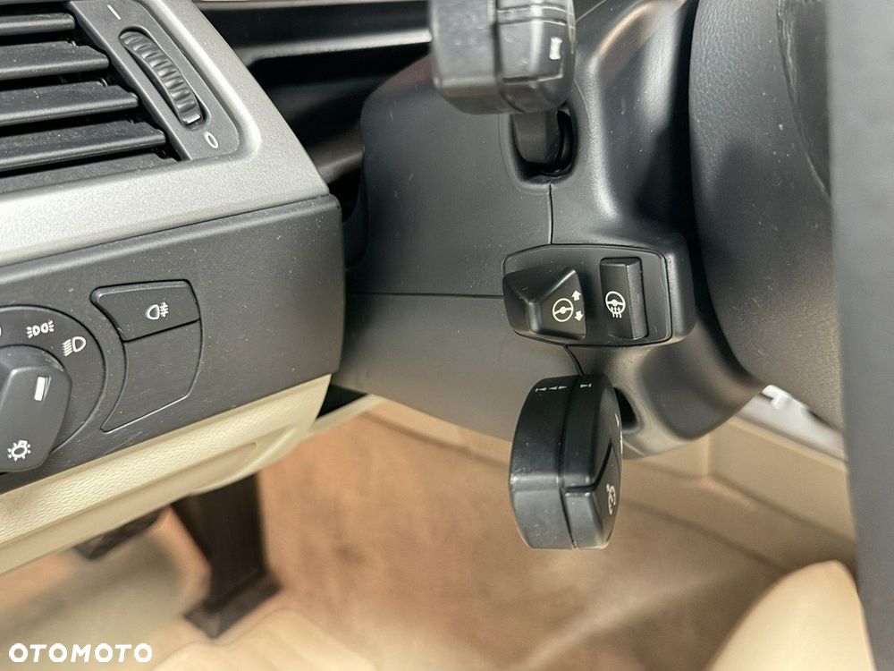 BMW Seria 5 525i Touring - 38