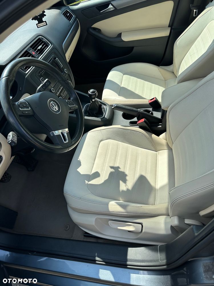 Volkswagen Jetta 2.0 TDI Highline - 5