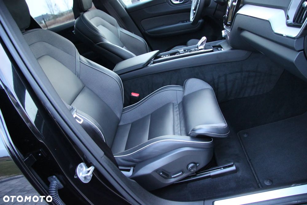 Volvo XC 60 B5 B AWD Plus Black Edition - 28