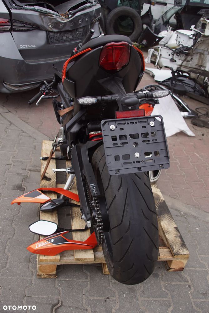 Motocykl na części 692106889 Triumph Street Triple 765 R 88kw 2025 silnik głowica blok silnika pokrywa zaworów pokrywa sprzęgła pokrywa alternatora miska olejowa wał korbowy korbowody tłoki cylindry wałki rozrządu łańcuch rozrządu napinacz rozrządu zawory sprzęgło kosz sprzęgłowy tarcze sprzęgłowe skrzynia biegów rozrusznik alternator stator pompa oleju pompa wody termostat chłodnica wentylator chłodnicy zbiorniczek wyrównawczy przepustnice listwa wtryskowa wtryskiwacze cewki zapłonowe airbox filtr powietrza pompa paliwa zbiornik paliwa korek paliwa kolektor wydechowy tłumik katalizator sondy lambda rama subframe wahacz amortyzator tylny lagi golenie półka górna półka dolna kierownica manetki przełączniki kierownicy klamka sprzęgła klamka hamulca pompa hamulcowa przednia pompa hamulcowa tylna przewody hamulcowe zaciski przednie zacisk tylny tarcze hamulcowe pompa ABS moduł ABS czujniki ABS felga przednia felga tylna koło przednie koło tylne oś przednia oś tylna piasta zabierak zębatka przednia zębatka tylna łańcuch napędowy napinacze łańcucha ślizg łańcucha osłona łańcucha quickshifter czujnik quickshiftera cięgno quickshiftera dźwignia zmiany biegów set lewy set prawy podnóżki kierowcy podnóżki pasażera dźwignia hamulca tylnego stopka boczna czujnik stopki lampa przednia lampa tylna kierunkowskazy licznik wyświetlacz sterownik ECU immobilizer stacyjka kluczyk wiązka elektryczna skrzynka bezpieczników regulator napięcia przekaźniki czujnik położenia wału czujnik biegu czujnik temperatury siedzenie kierowcy siedzenie pasażera zadupek boczki plastiki owiewki osłony zbiornika osłona chłodnicy błotnik przedni błotnik tylny nadkole uchwyt tablicy rejestracyjnej lusterko lewe lusterko prawe klakson linka sprzęgła przewody paliwowe przewody chłodnicze wsporniki uchwyty mocowania tuleje gumy śruby - 13