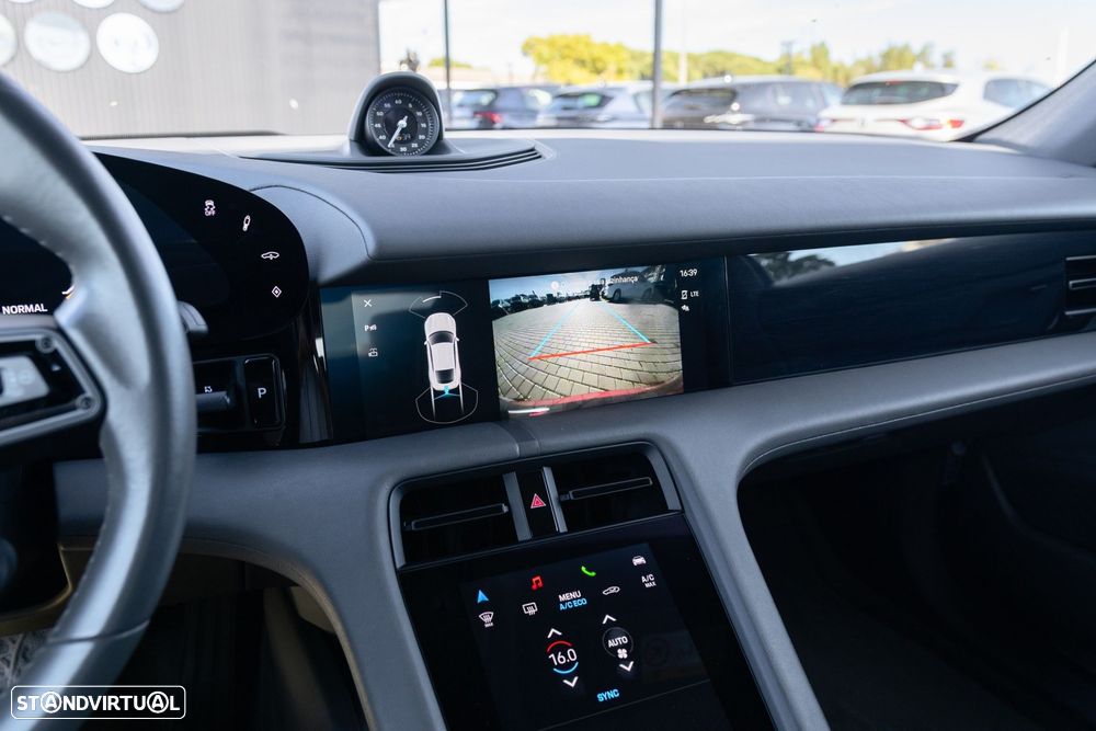 Porsche Taycan 4S - 26