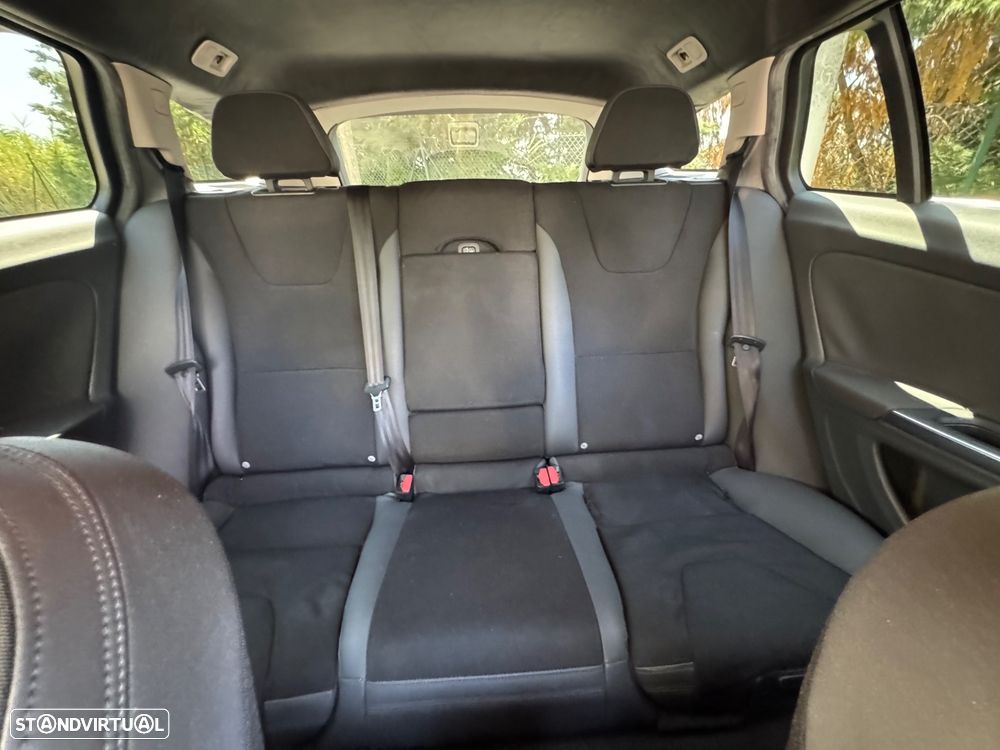Volvo V60 2.0 D3 Momentum - 13