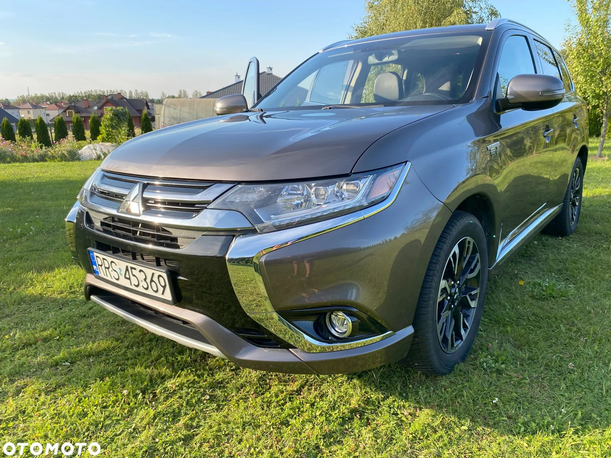 Mitsubishi Outlander 2.0 4WD Plug-In Hybrid Plus - 1