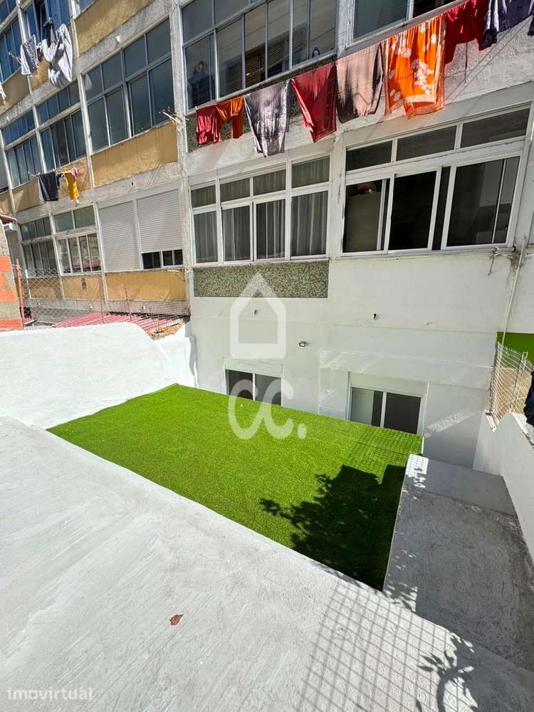 T1+1 Remodelado com Logradouro Privativo de 42 m² | Sacavém - Grande imagem: 2/23