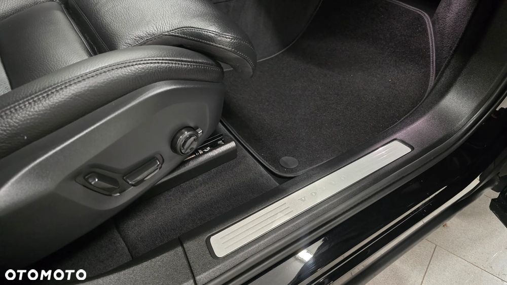 Volvo XC 60 B5 D AWD Ultimate Dark - 24