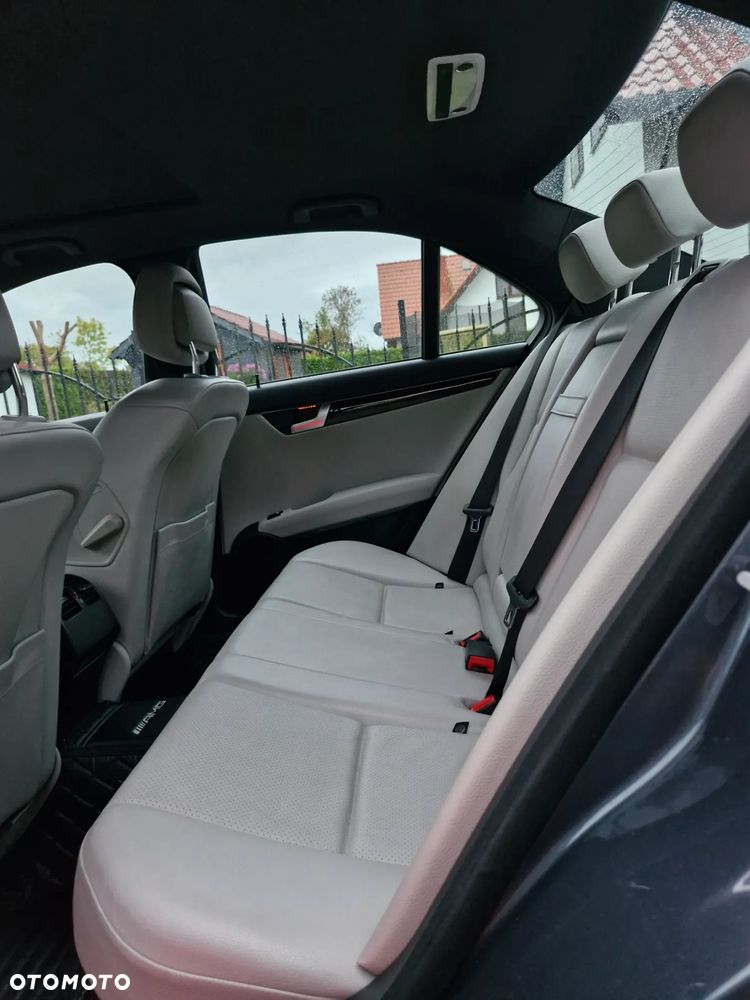 Mercedes-Benz Klasa C 250 CGI BlueEff Elegance - 32