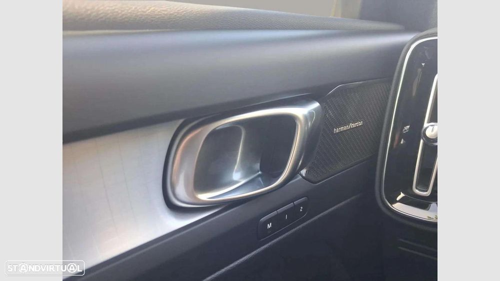 Volvo XC 40 2.0 B3 Plus Dark - 29