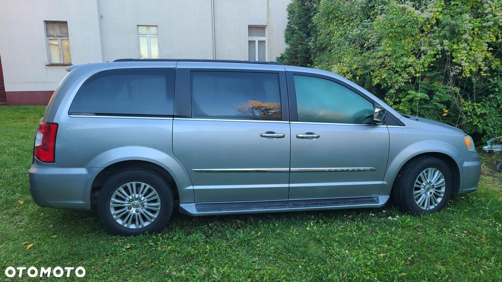 Chrysler Town & Country - 3