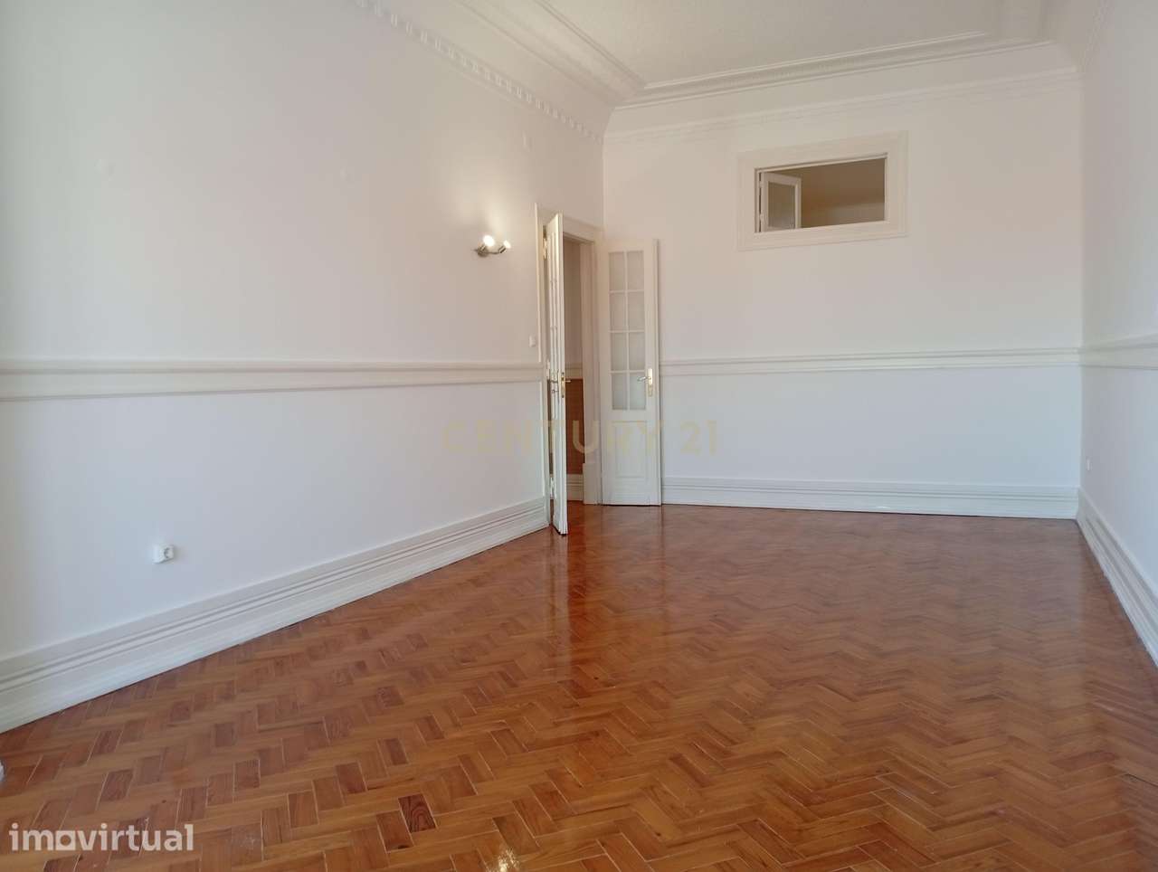 Situado no Bairro Azul junto do Metro e do El Corte Inglês/Fundação Gu - Grande imagem: 3/26
