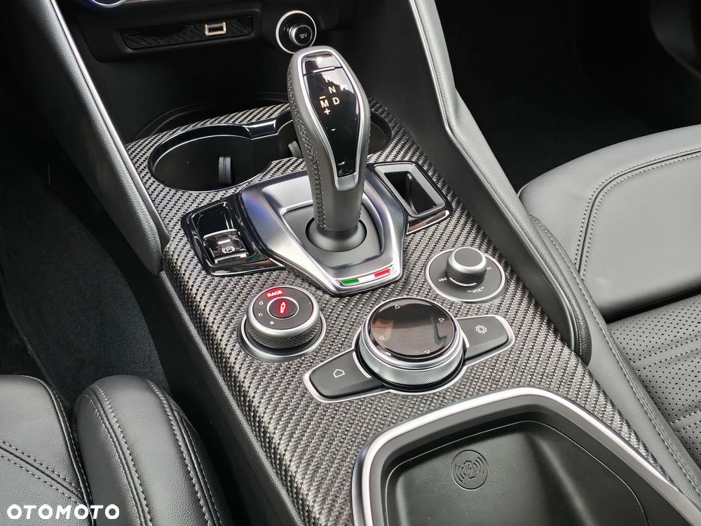 Alfa Romeo Giulia 2.9 V6 Bi-Turbo AT8 Quadrifoglio - 16
