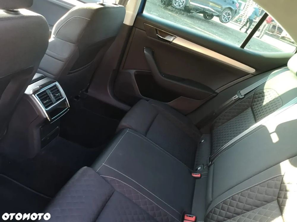 Skoda Superb 2.0 TDI DSG Ambition - 28