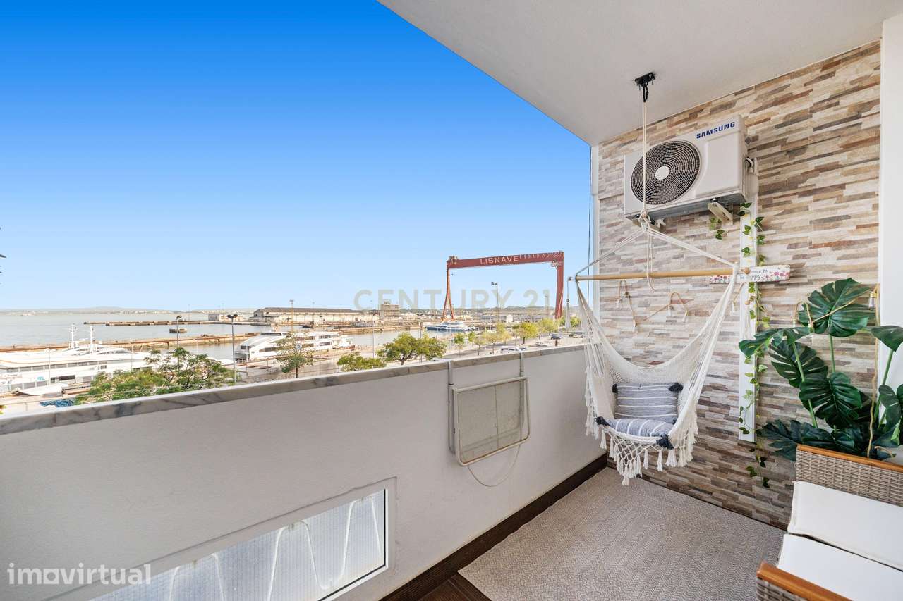 Espaçoso T3 Remodelado com Vista Rio em Cacilhas (+ Opção de Garagem B - Grande imagem: 5/25
