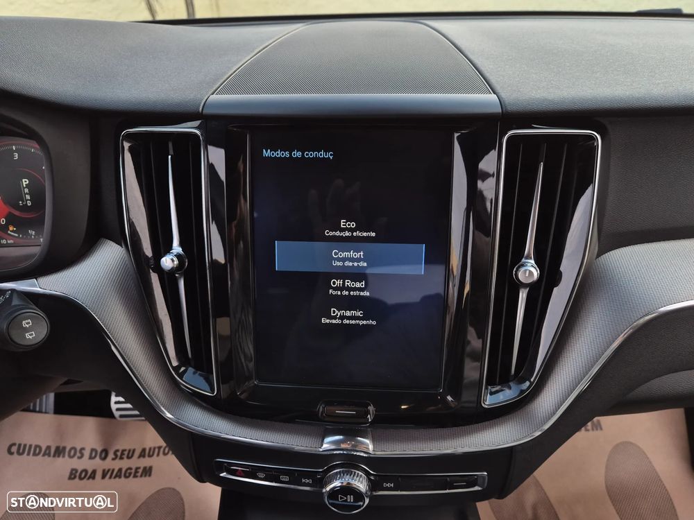 Volvo XC 60 2.0 D4 R-Design AWD Geartronic - 32