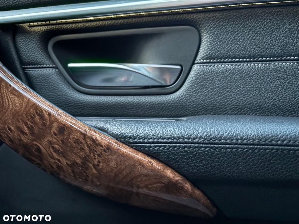 BMW Seria 3 330i xDrive Sport Line - 31