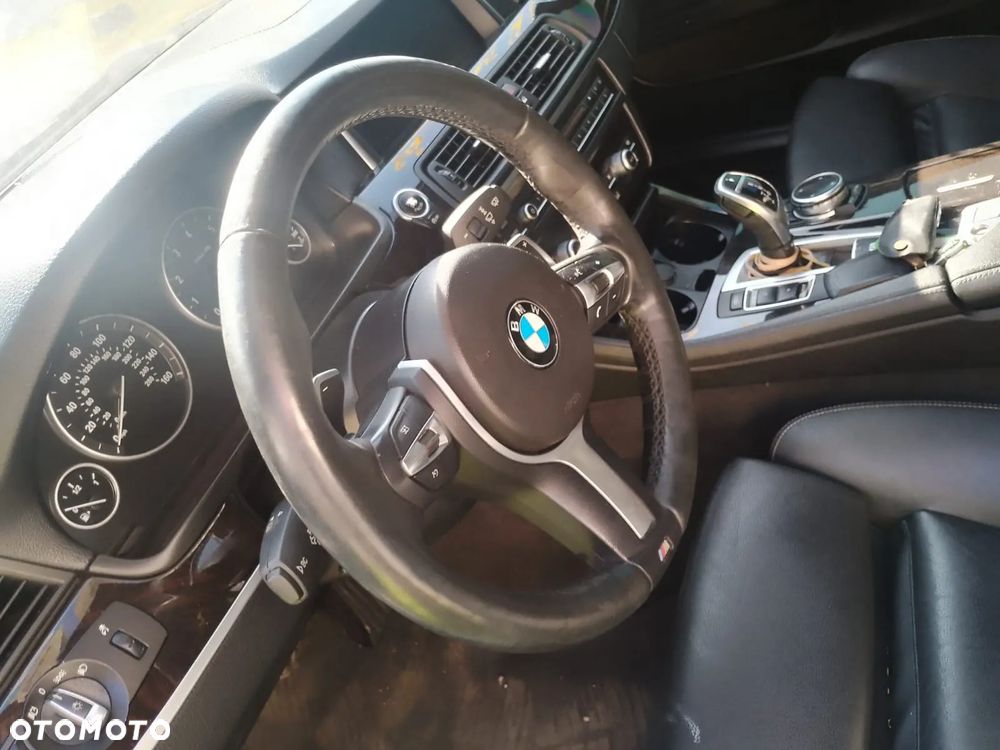BMW Seria 5 550i xDrive - 25