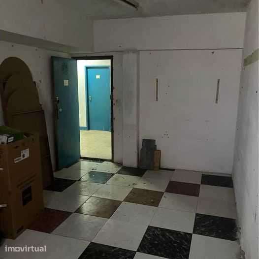 Arrendo arrecadação espaçosa na Amora - Grande imagem: 2/3