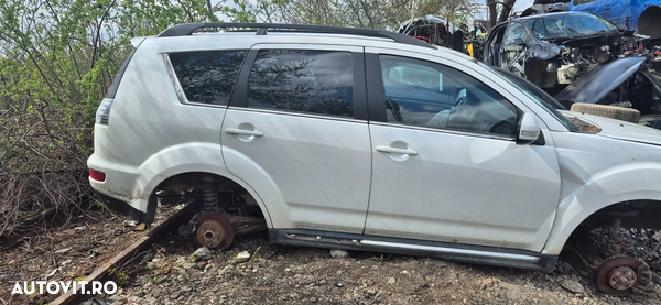 Usa dezechipata Mitsubishi Outlander 2011