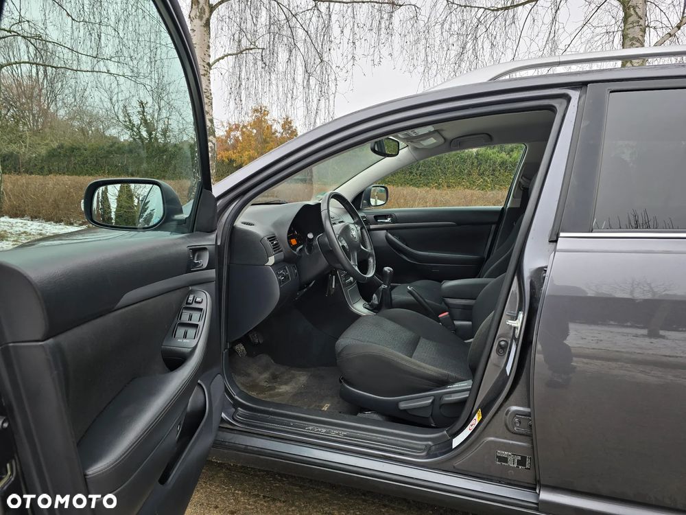 Toyota Avensis 1.8 VVT-i Combi - 20