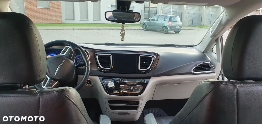 Chrysler Pacifica - 16