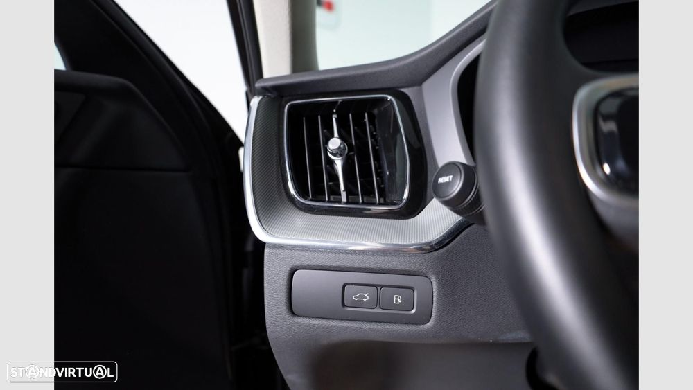 Volvo XC 60 2.0 T6 PHEV Plus Dark — fotografia 8
