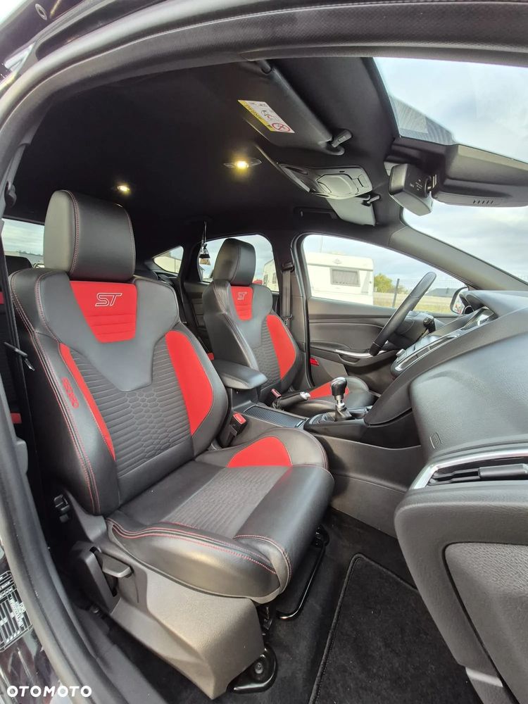 Ford Focus 2.0 EcoBoost ST - 32