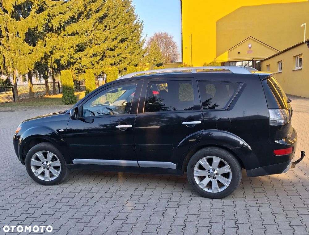 Mitsubishi Outlander - 2